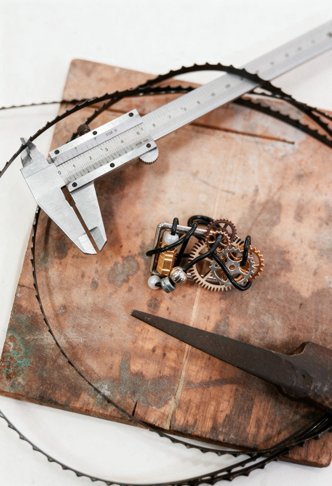 Anillo con calibrador y sierra en mesa de taller