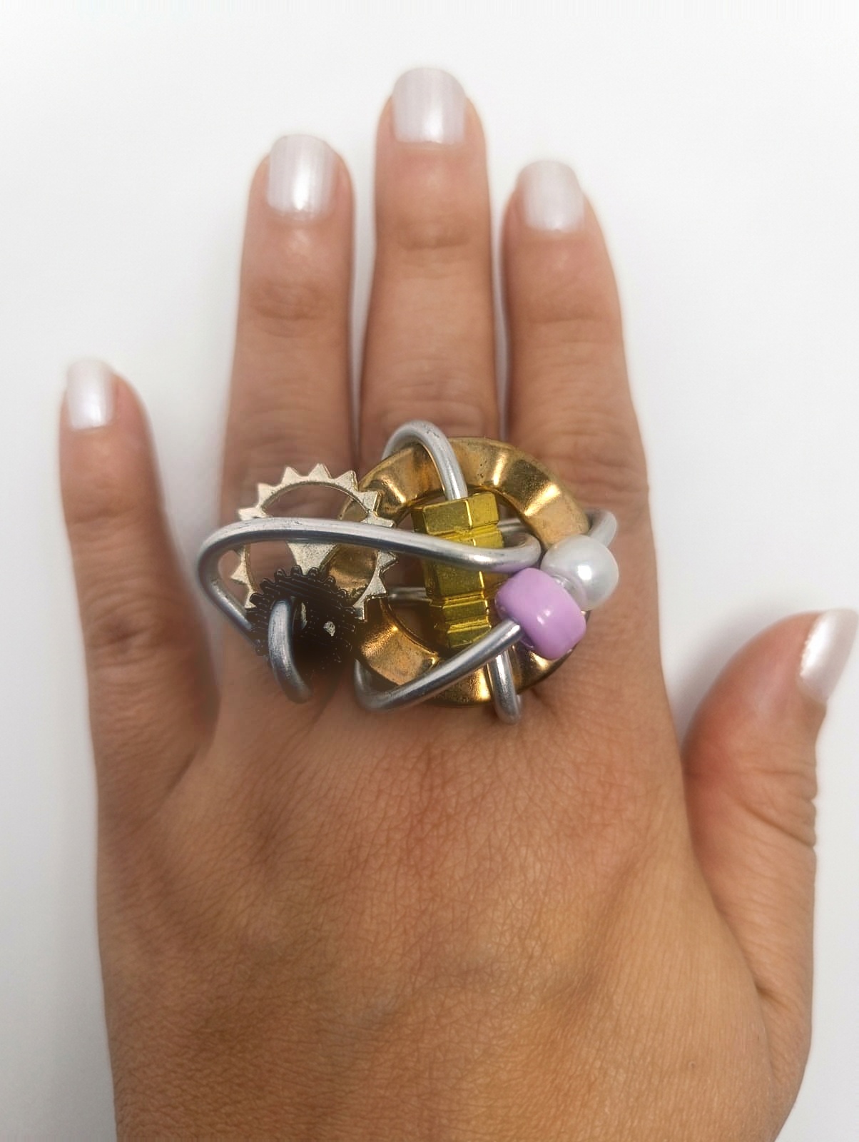 Anillo Vórtice puesto en la mano — escala real