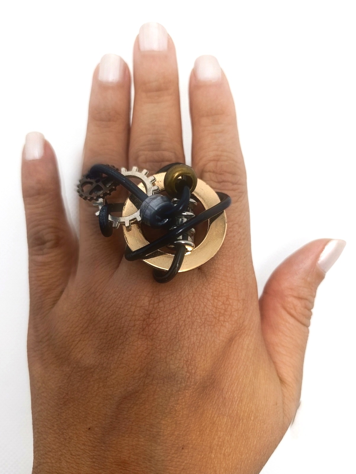 Anillo Vórtice mediano puesto en la mano